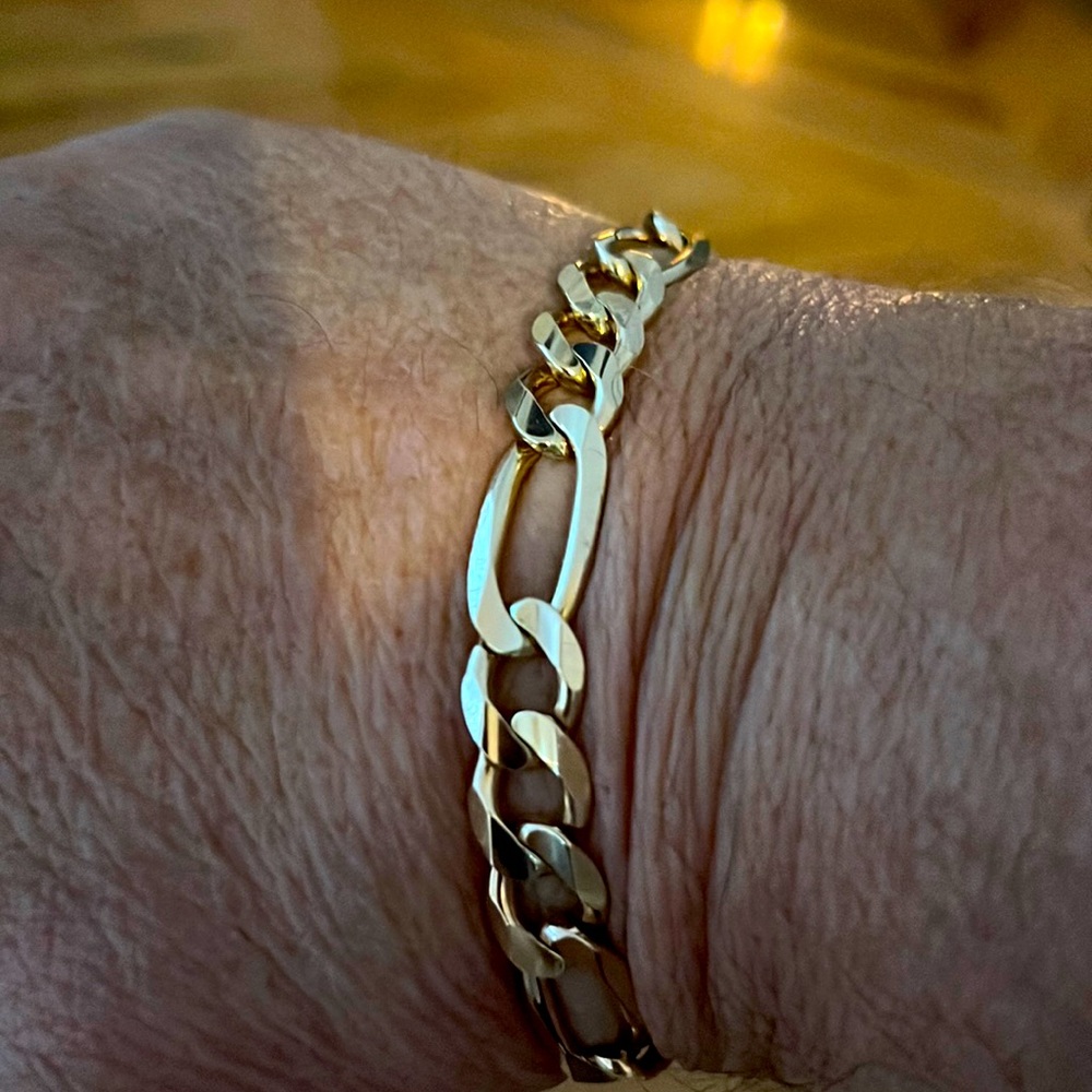 Beautiful Mens 14k Gold Bracelet size 9 can be resized.